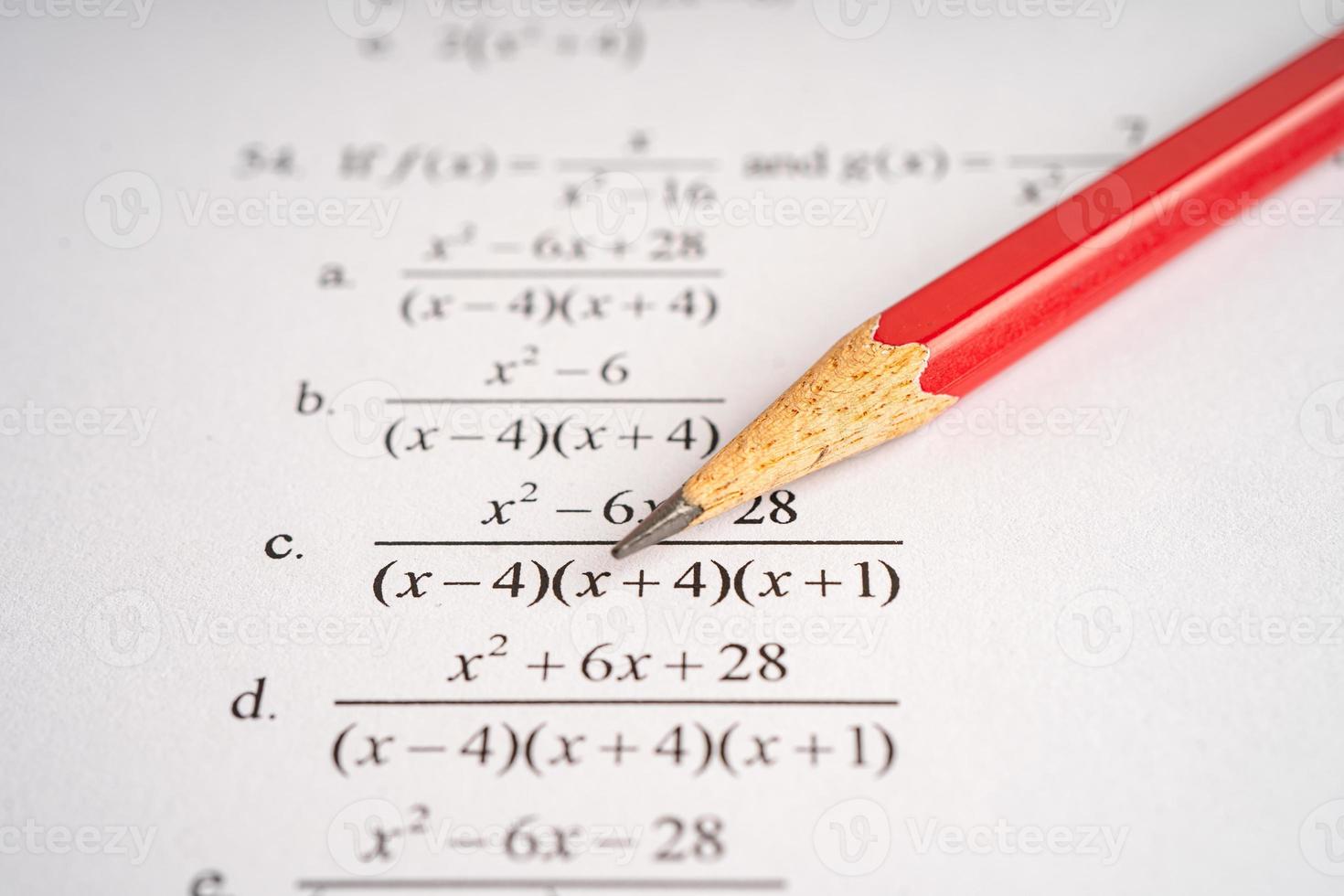 lápiz sobre papel de prueba de ejercicio de fórmula matemática en la escuela de educación. foto