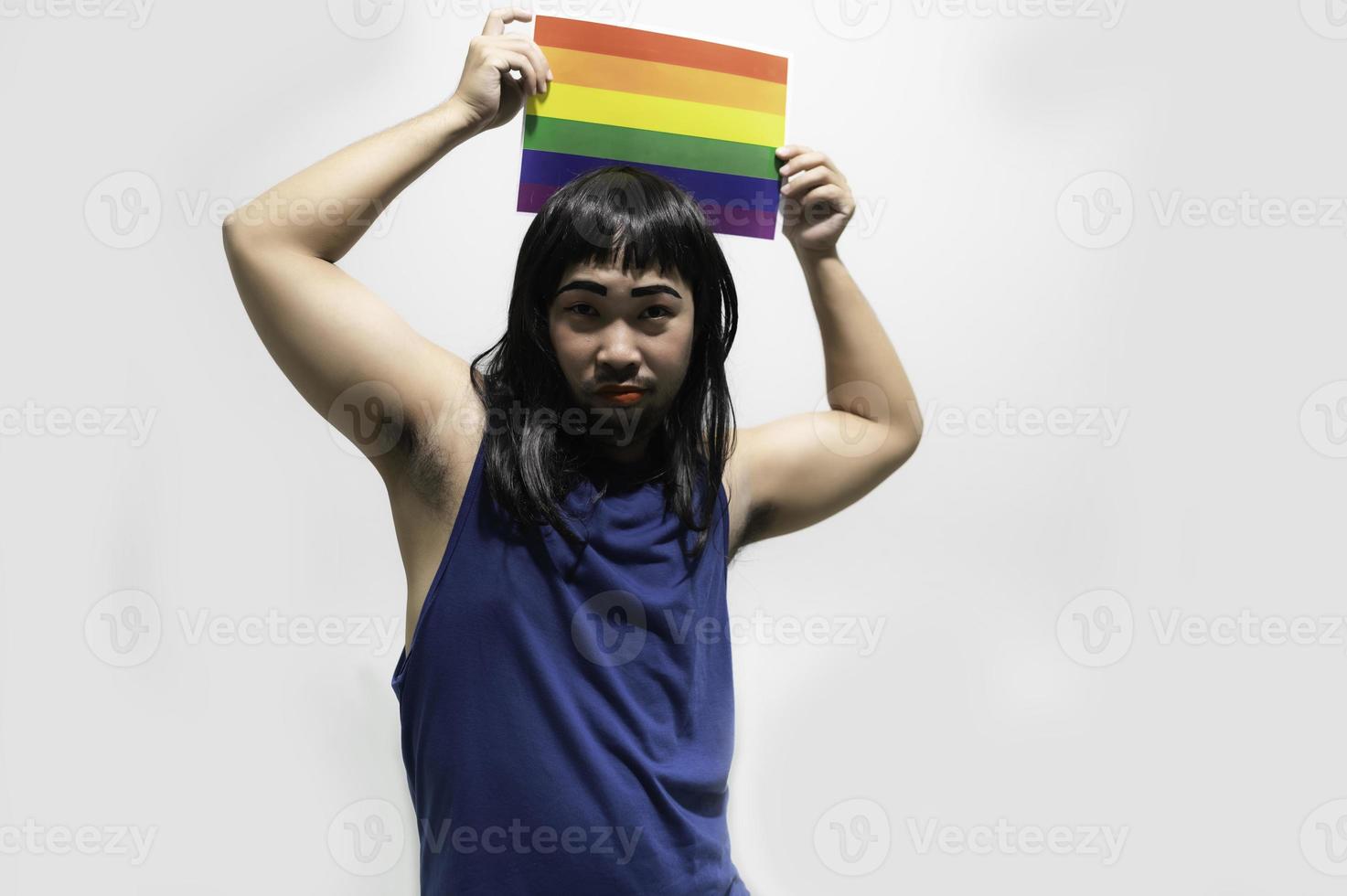 concepto del mes del orgullo lgbt, hombre guapo asiático maquillado y  vestido con ropa de mujer, día de la libertad gay, retrato de no binario  sobre fondo blanco 13882907 Foto de stock