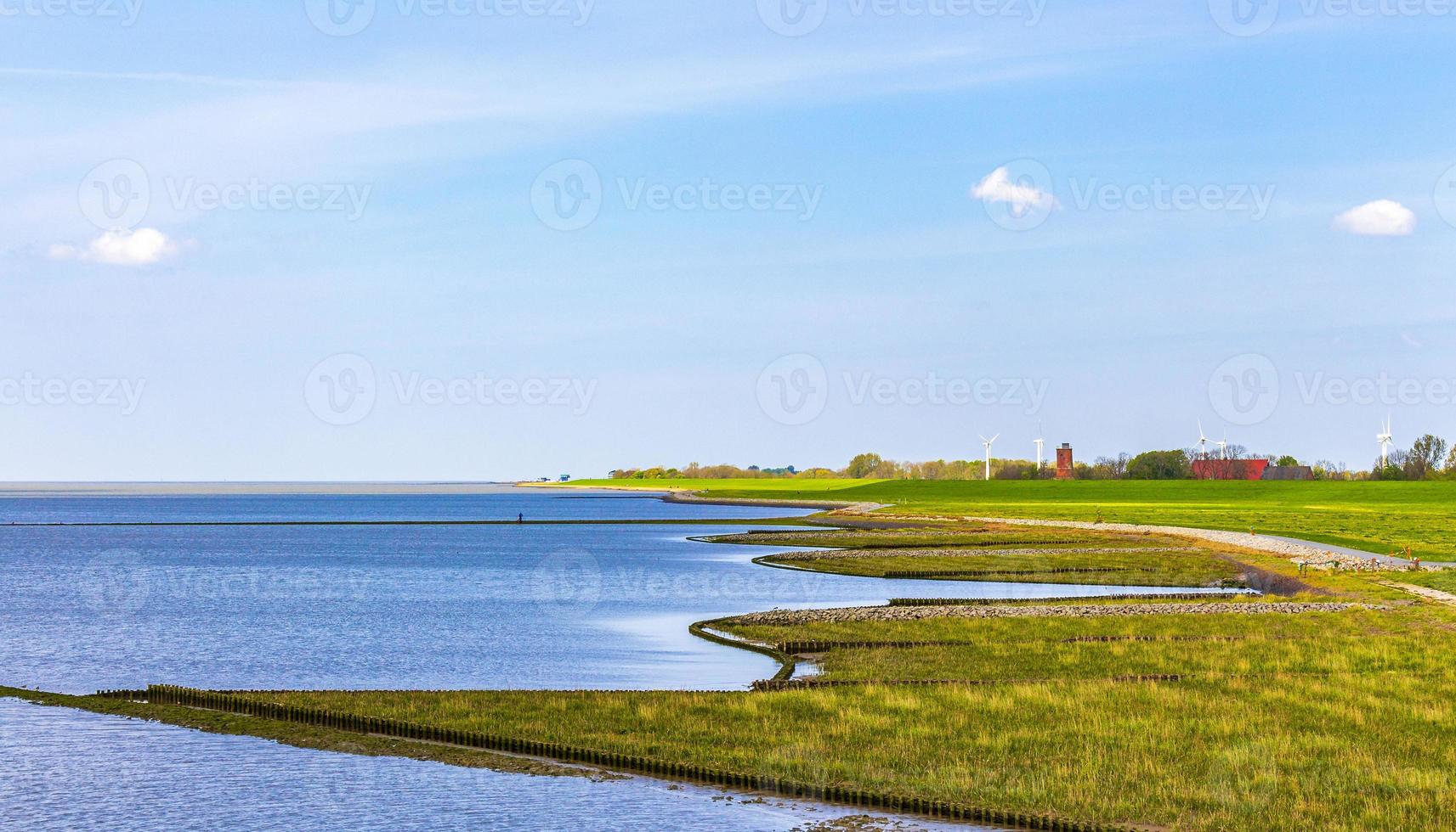 belleza costero dique paisaje panorama agua piedras campos bosque alemania. foto