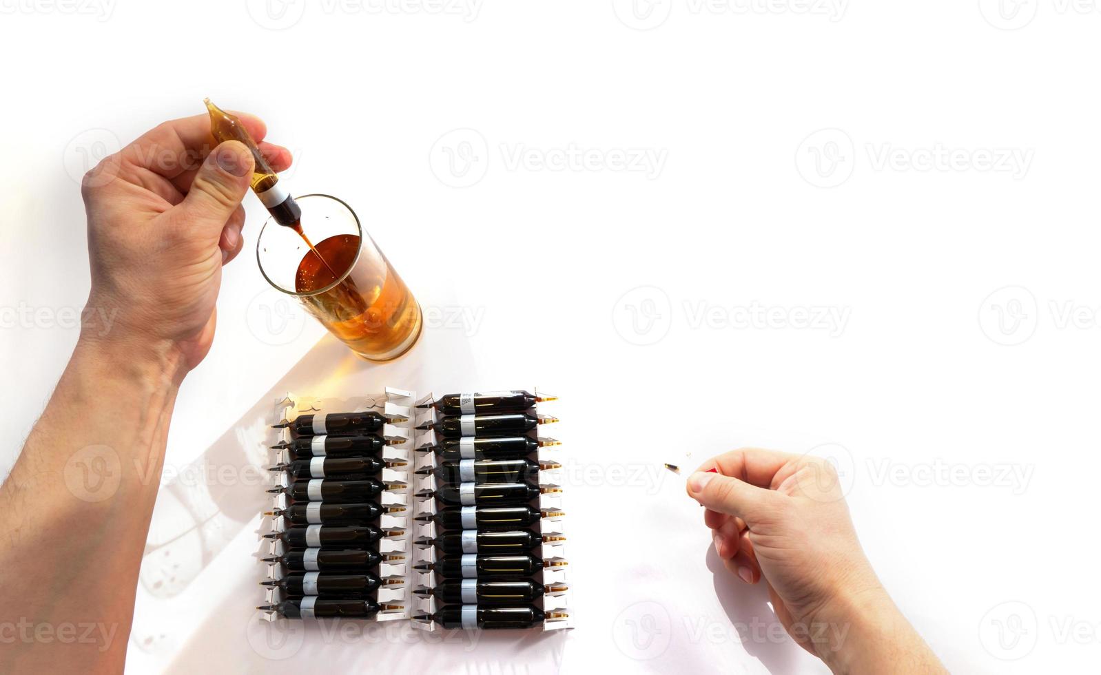 grupo de ampollas con un medicamento transparente en laboratorio médico. muchas ampollas sobre fondo claro. foto