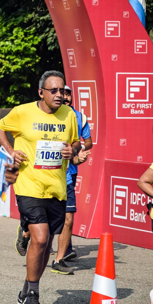 nueva delhi, india - 16 de octubre de 2022 - carrera de media maratón de vedanta delhi después de covid en la que los participantes del maratón están a punto de cruzar la línea de meta, media maratón de delhi 2022 foto