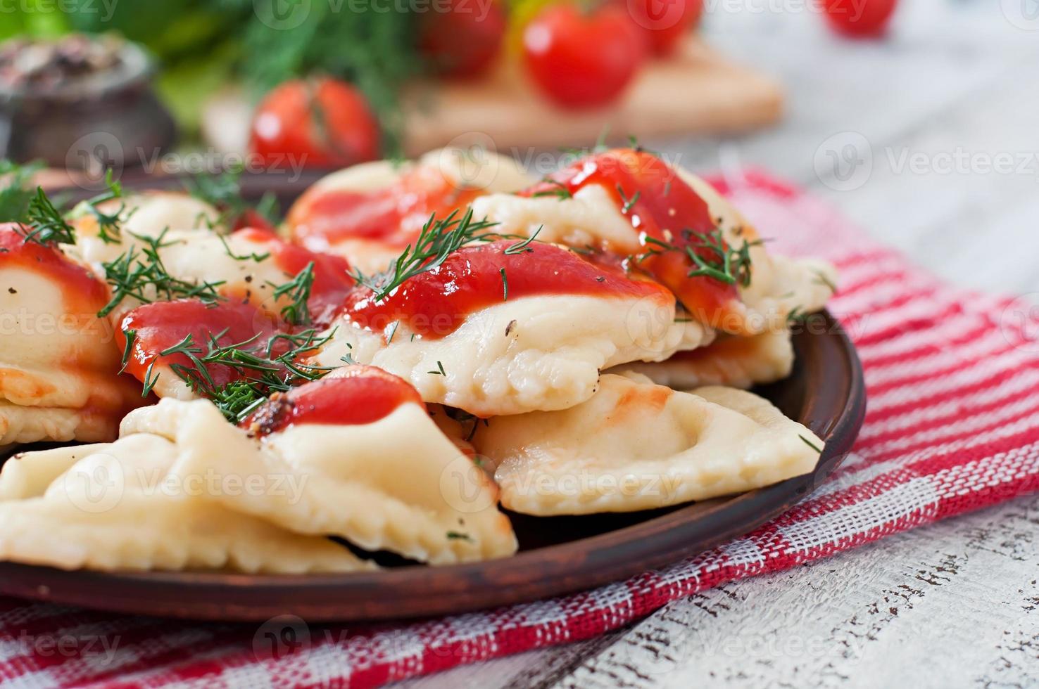 deliciosos ravioles con salsa de tomate y eneldo foto