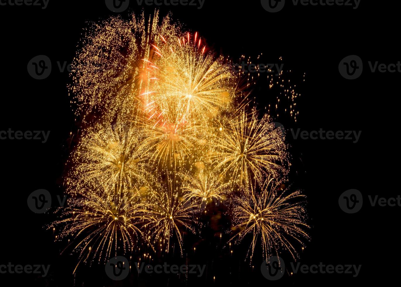 asombrosos y hermosos fuegos artificiales sobre fondo negro para celebrar el aniversario feliz nochebuena y feliz año nuevo foto