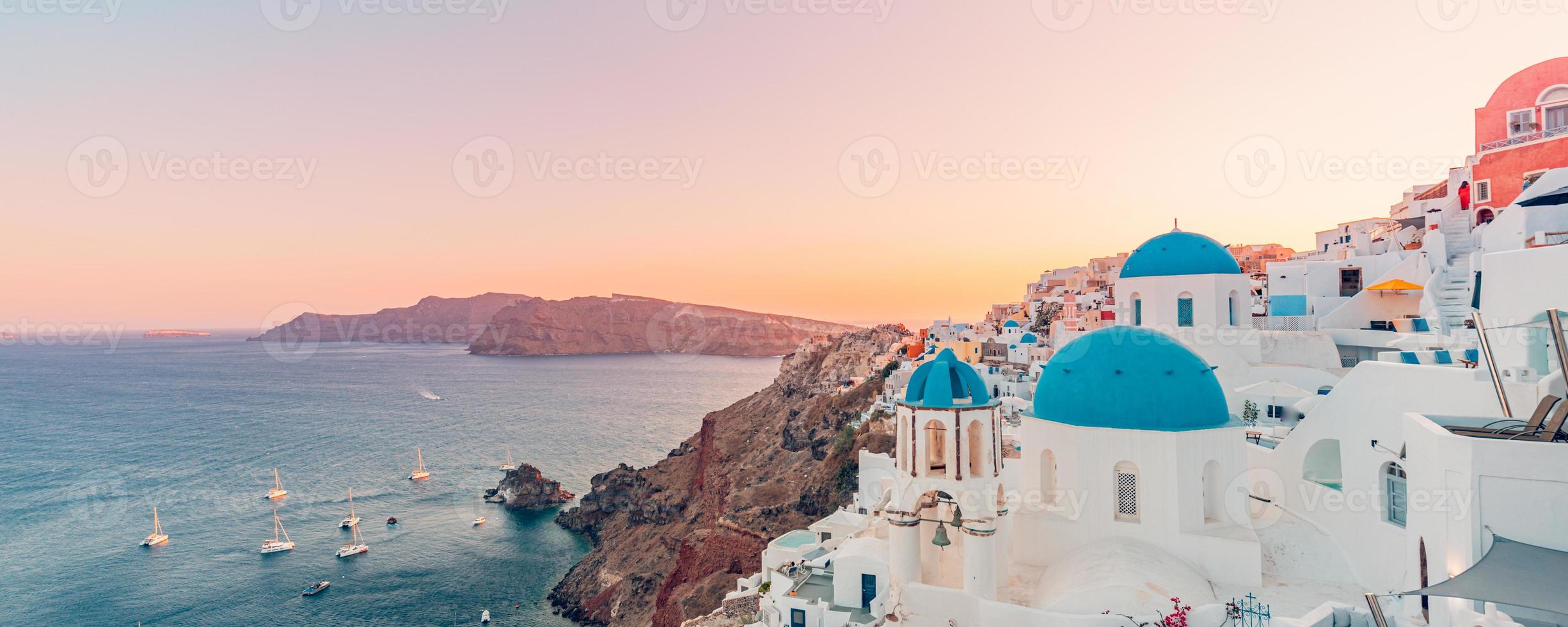 fantástica isla mediterránea de santorini, grecia. increíble amanecer romántico en el fondo de oia, luz de la mañana. increíble vista del atardecer con cúpulas azules de casas blancas. paisaje de viaje panorámico. isla de los amantes foto