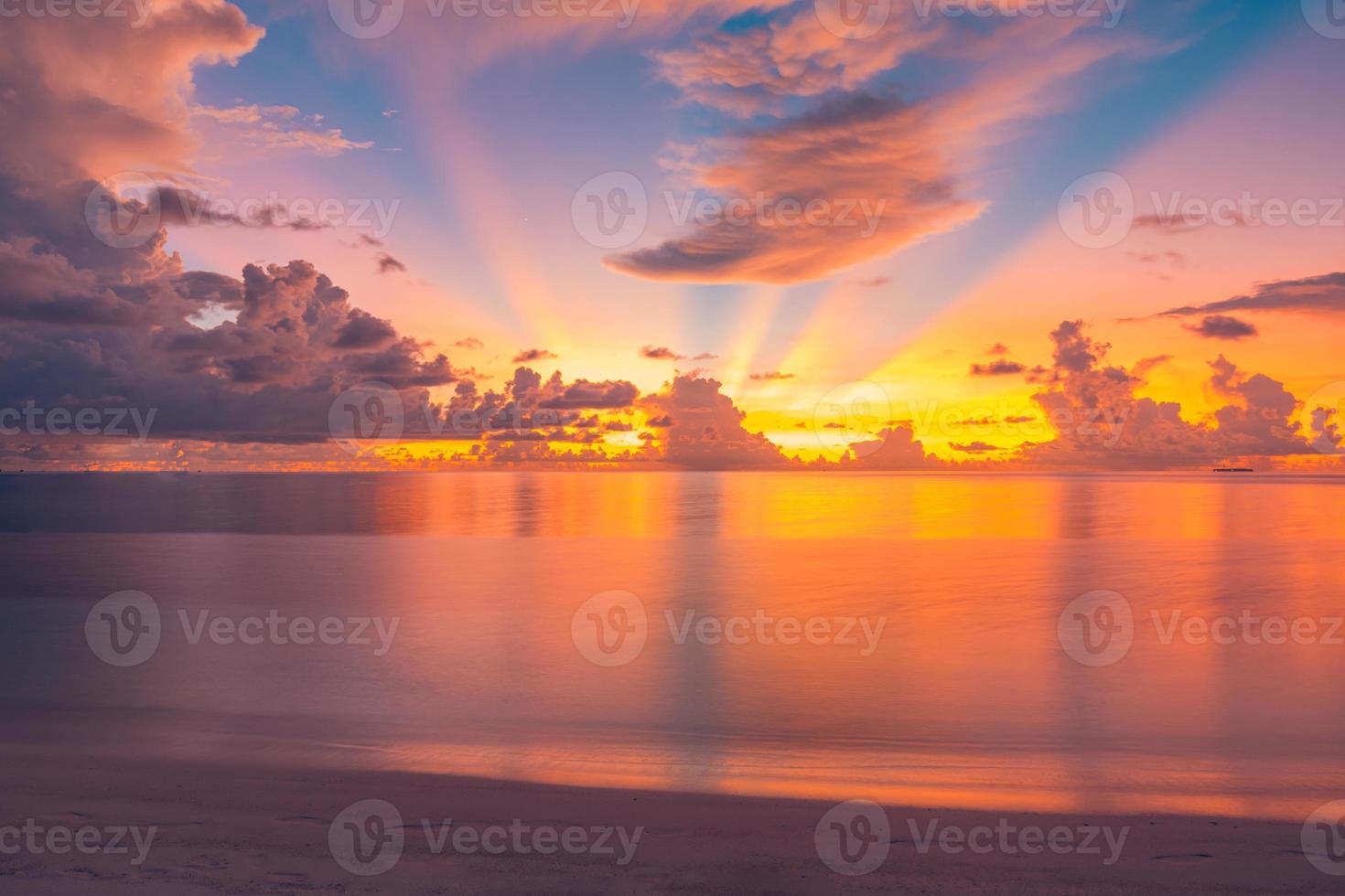 hermoso atardecer mar océano. colores vibrantes y suaves, luz mágica. fantástico cielo de nubes, reflejo en el agua. concepto de tiempo romántico de vacaciones en tropical. energía positiva, inspiración de meditación foto