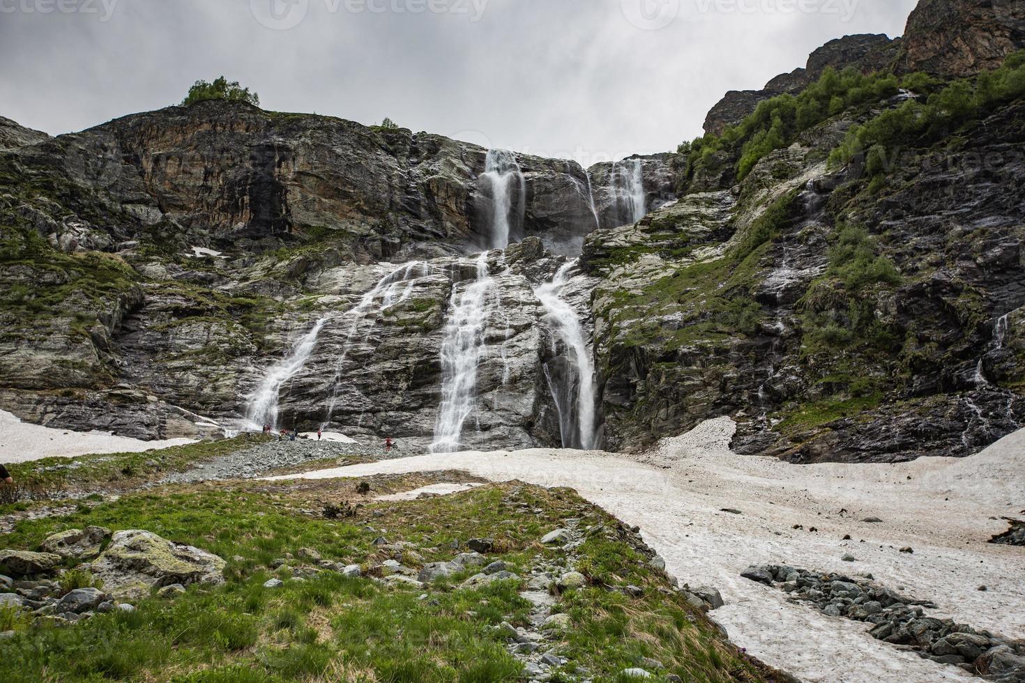 cascadas en las montañas del cáucaso foto