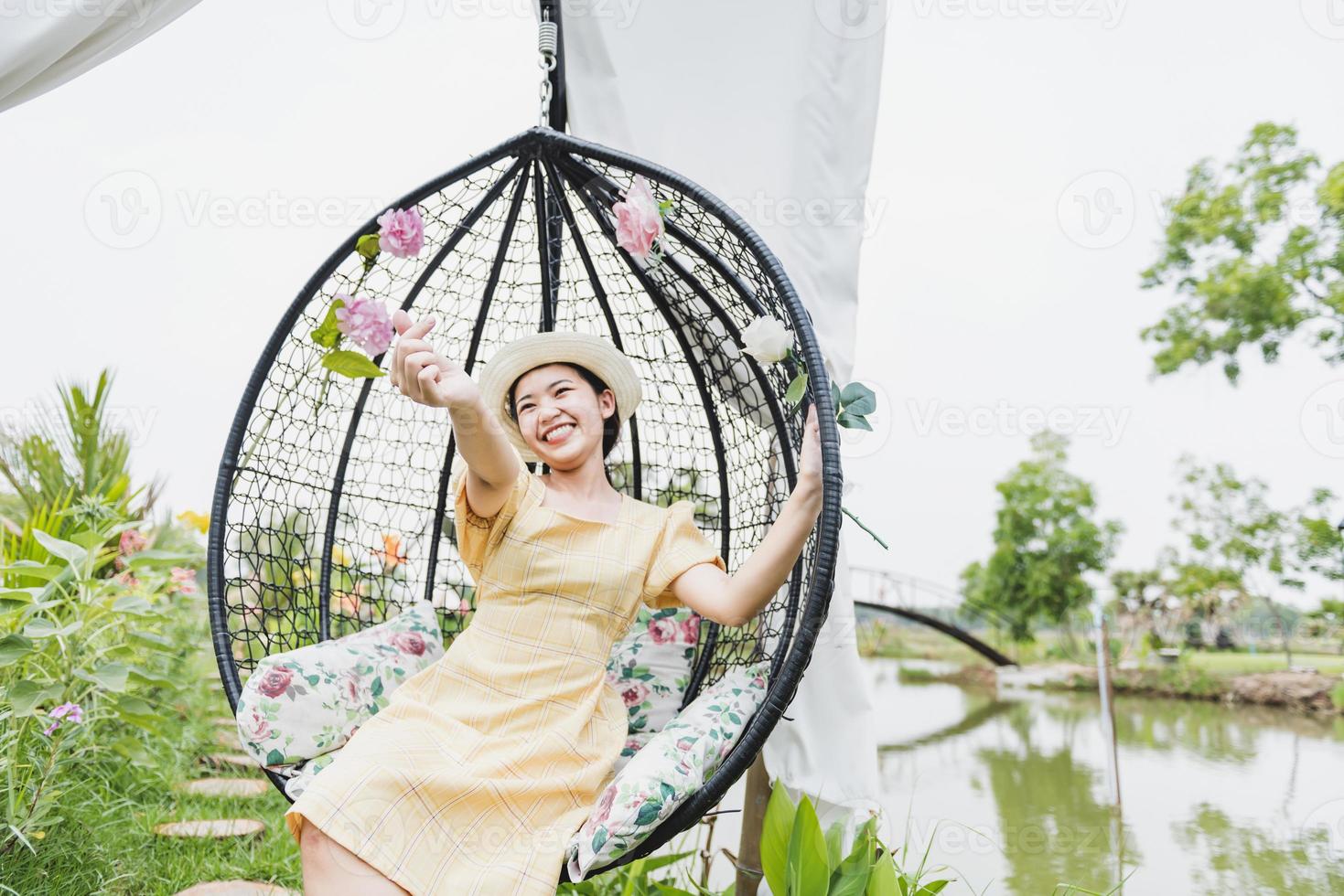 una hermosa mujer asiática haciendo el signo de la mano del corazón al aire libre. foto