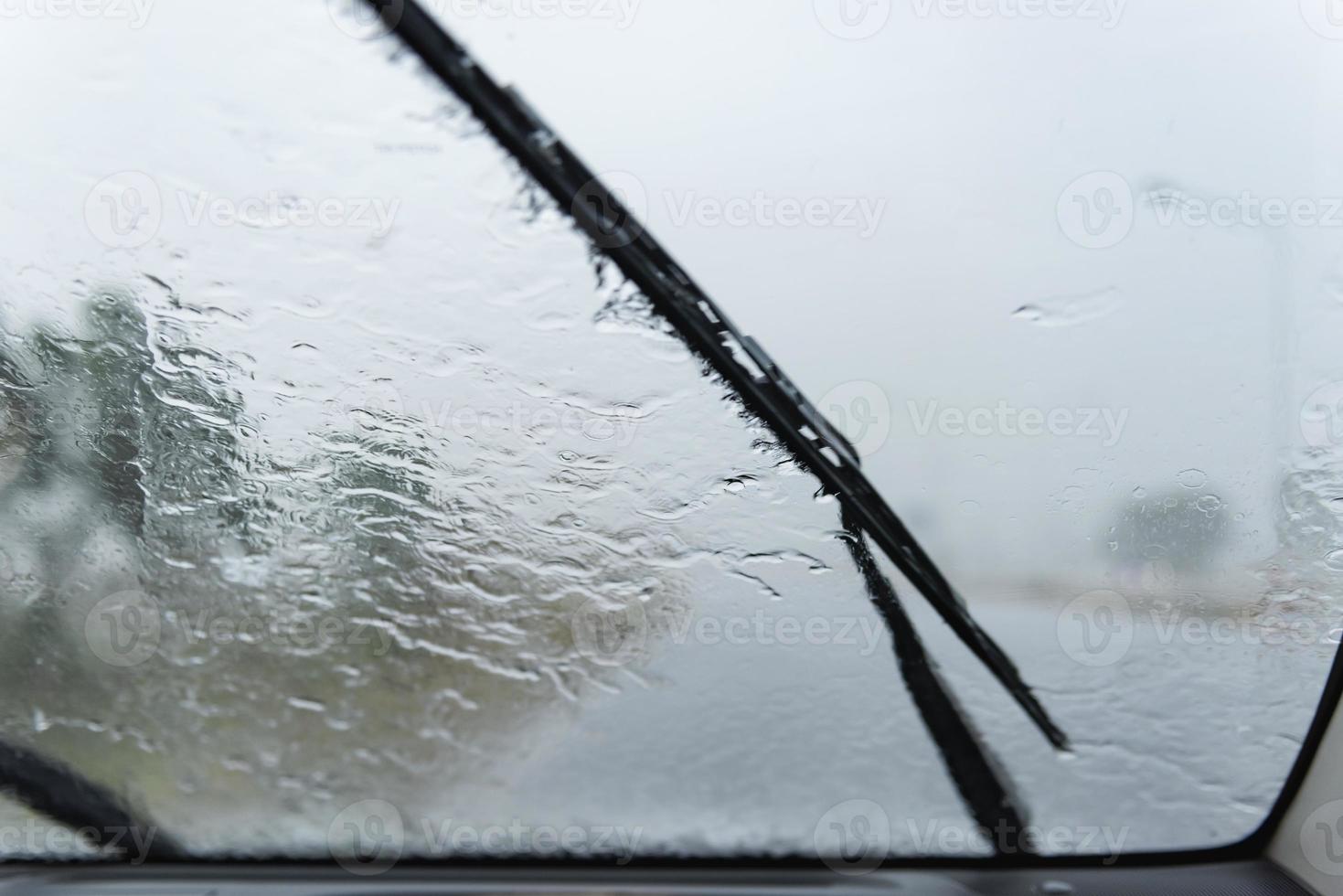 imagen borrosa de gotas de lluvia en el parabrisas. foto