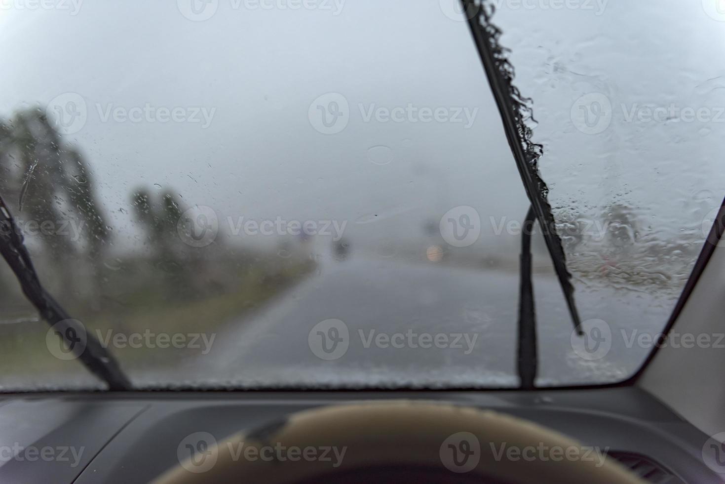 imagen borrosa de gotas de lluvia en el parabrisas. foto