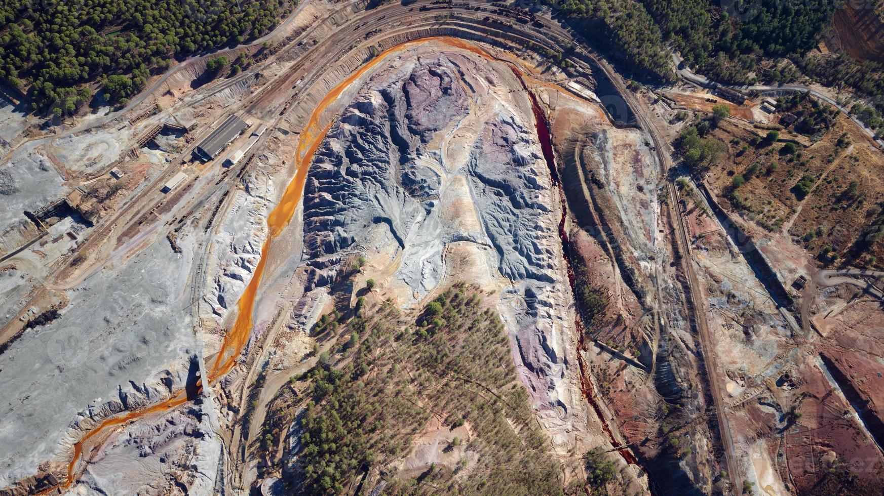 vista aérea de drones de la actividad minera en minas de riotinto en españa. río contaminado, color naranja del agua. paisaje de apocalipsis. extractivismo pueblo minero en andalucia. destrucción de la tierra. ruptura. foto