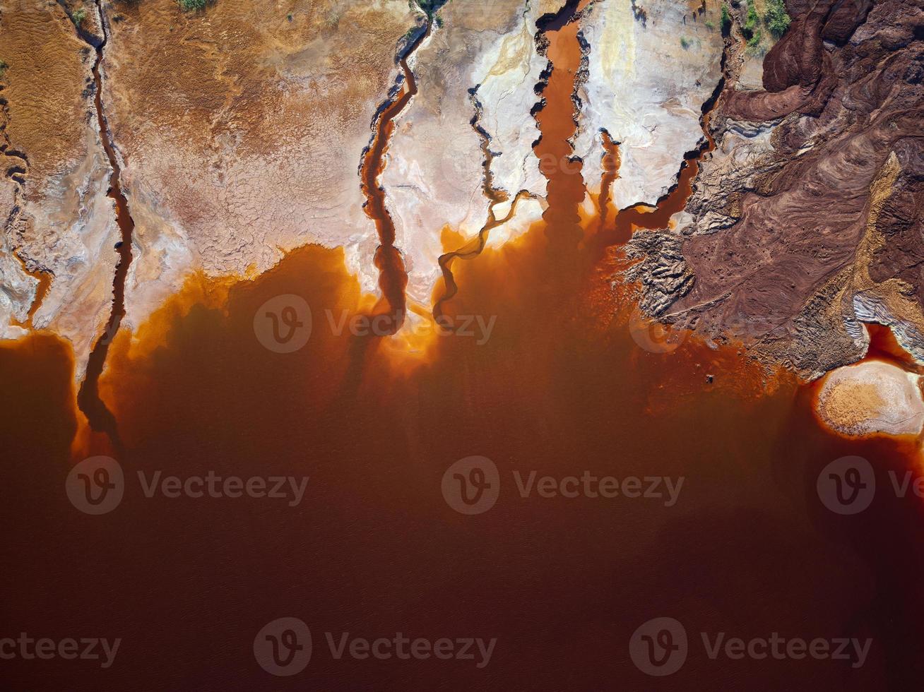 vista aérea de drones de la actividad minera en minas de riotinto en españa. lago contaminado, color rojo del agua. paisaje de apocalipsis. extractivismo pueblo minero en andalucia. destrucción de la tierra. ruptura. foto