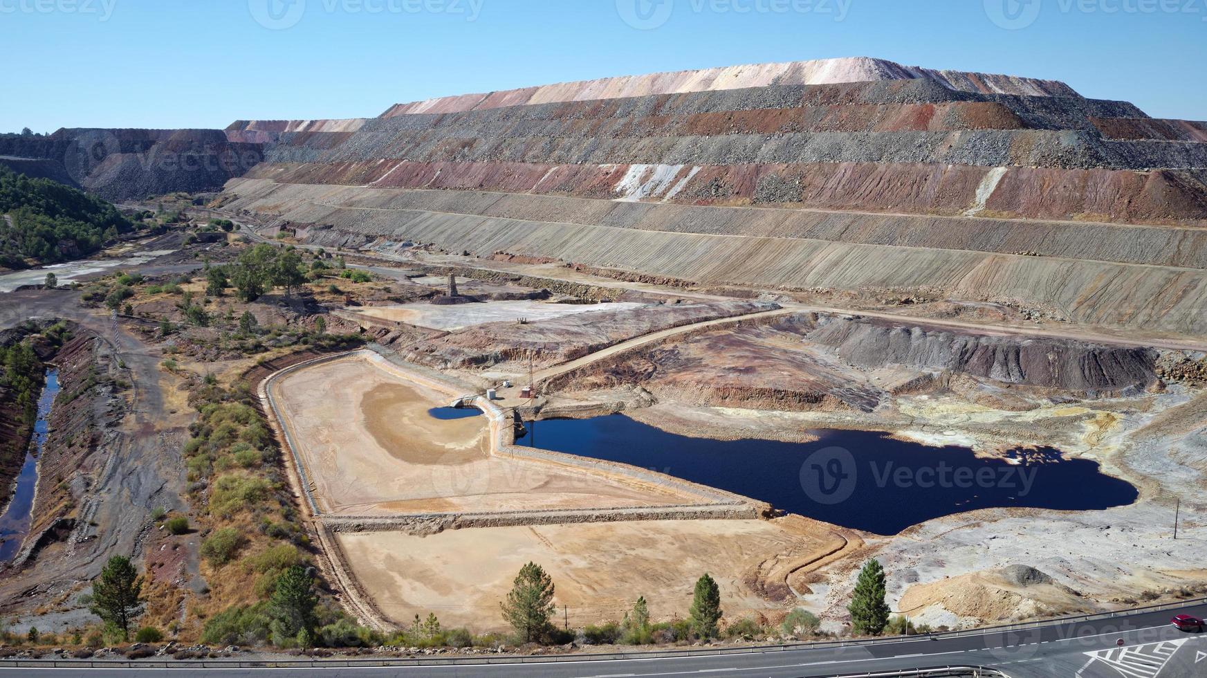 vista aérea de drones de la actividad minera en minas de riotinto en españa. paisaje de apocalipsis. extractivismo pueblo minero en andalucia. destrucción de la tierra. perturbación de la naturaleza. foto