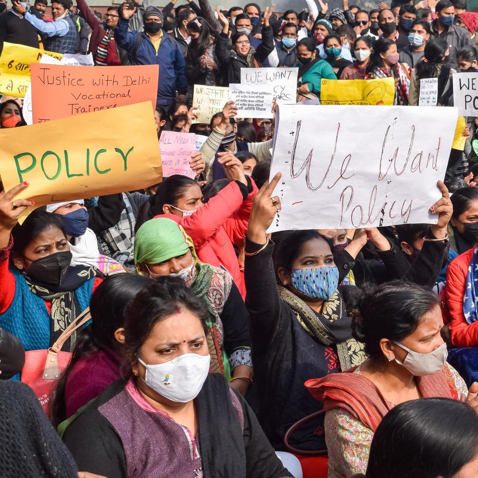 nueva delhi, india 25 de diciembre de 2021 - maestros invitados contractuales de delhi con carteles, banderas y graffitis protestando contra el gobierno de aap de delhi por hacer políticas, maestros invitados de delhi protestando foto