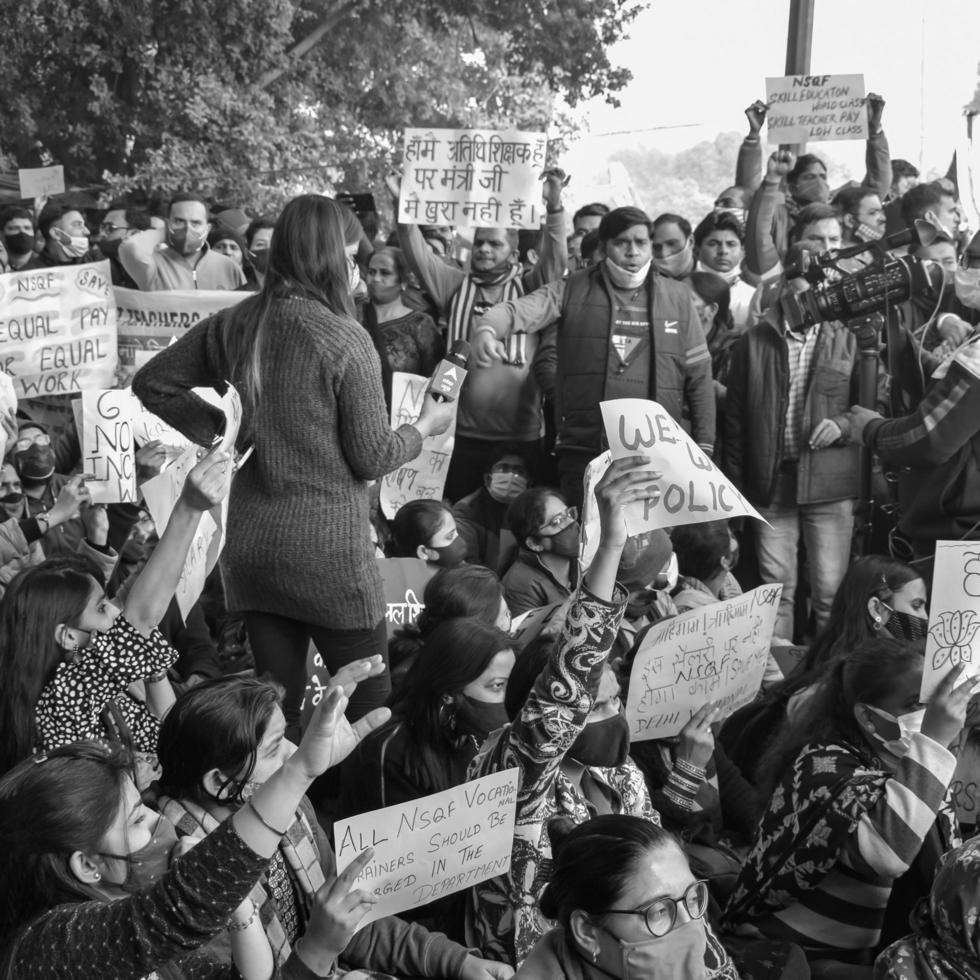 nueva delhi, india 25 de diciembre de 2021 - maestros invitados contractuales de delhi con carteles, banderas y graffitis protestando contra el gobierno de aap de delhi por hacer políticas, maestros invitados de delhi protestando foto