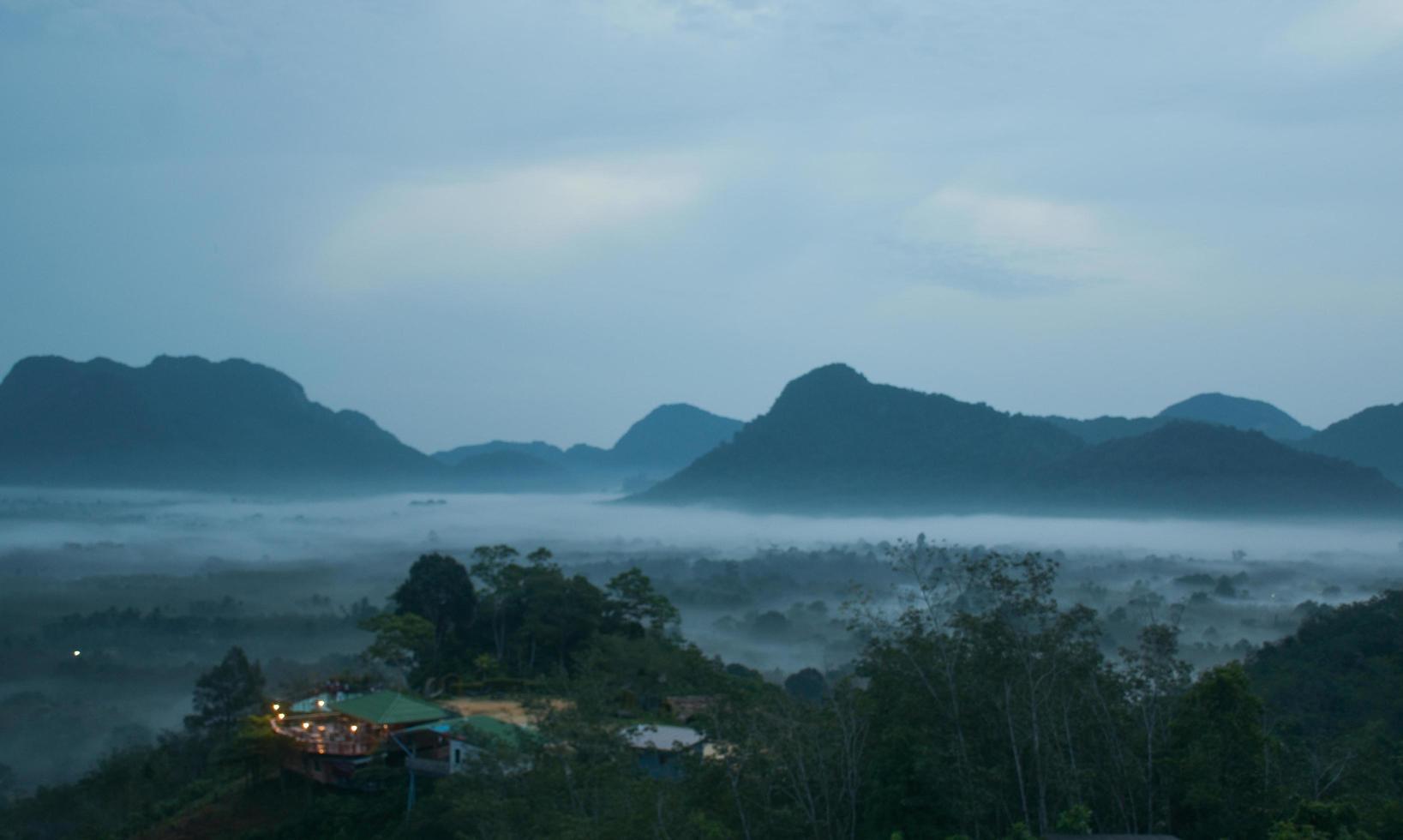 niebla matutina y hermosa montaña en el sur de tailandia foto