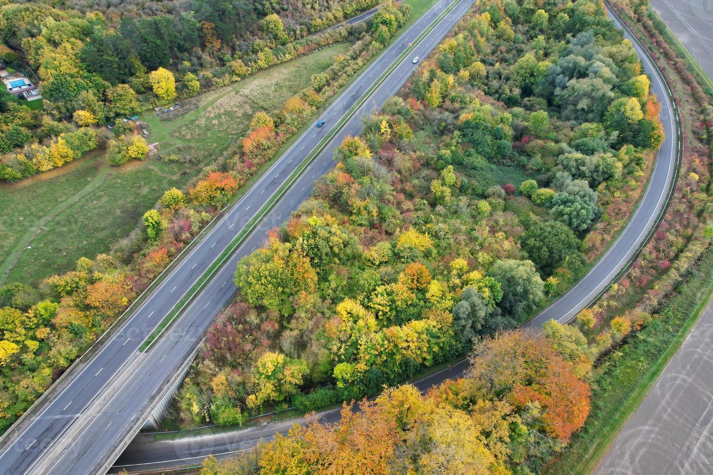 autopistas británicas, carreteras y autopistas que pasan por el campo, vista aérea con cámara de drones. foto