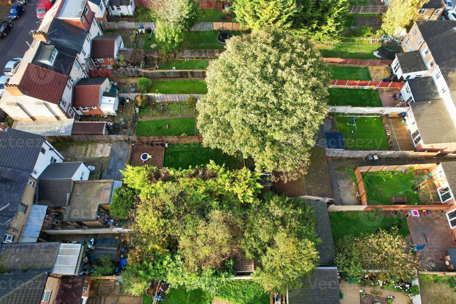 vista aérea de casas y casas residenciales británicas durante la puesta de sol foto