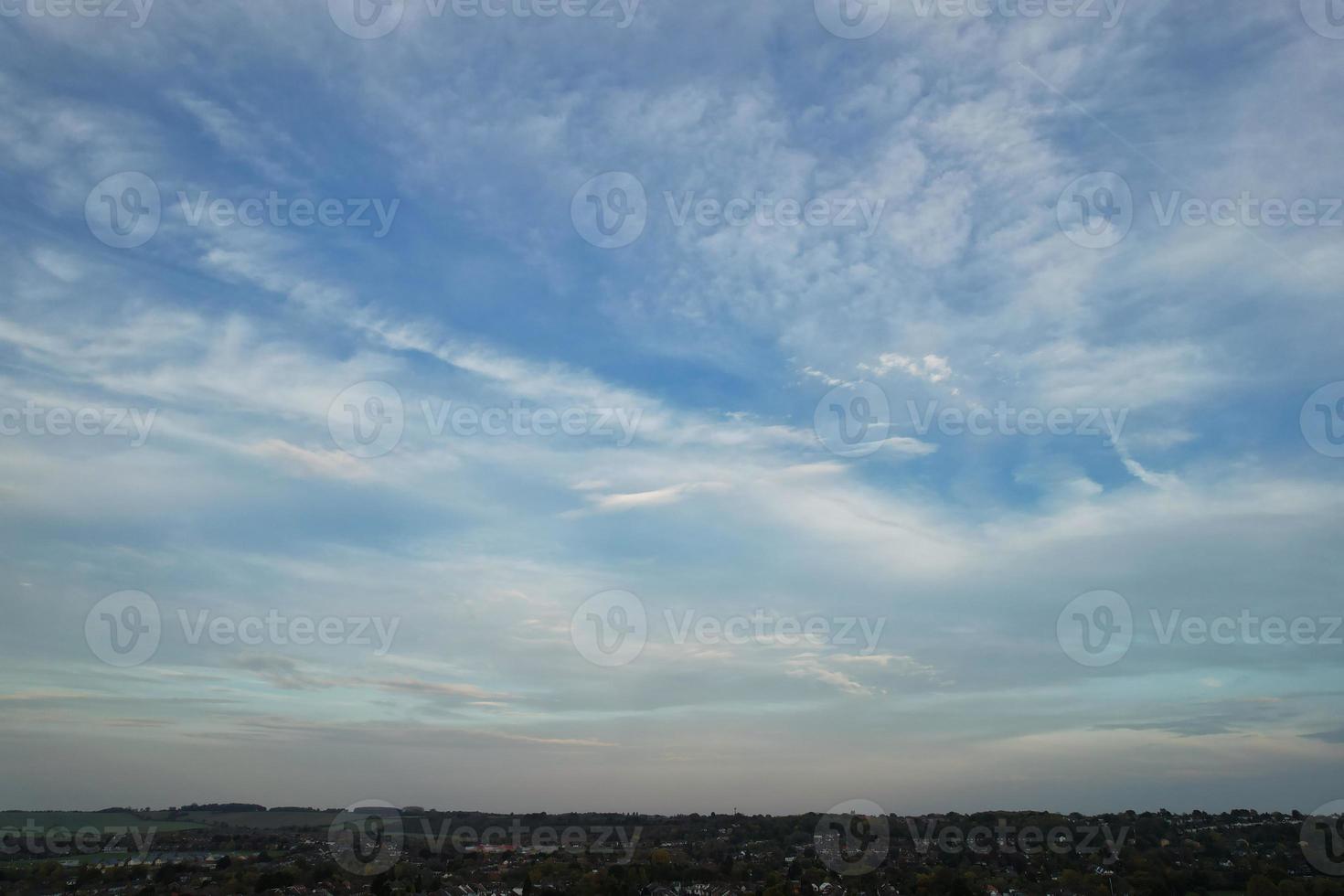 las nubes más hermosas que se mueven sobre la ciudad británica de inglaterra foto