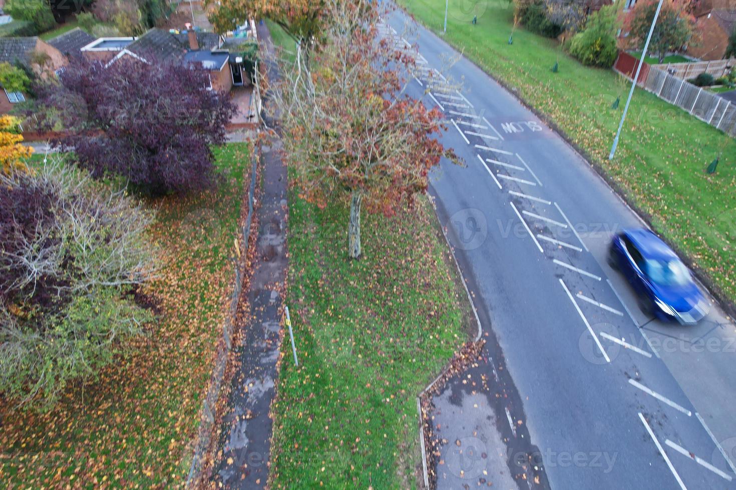 autopistas británicas, carreteras y autopistas que pasan por el campo de inglaterra. vista aérea con cámara de drone foto