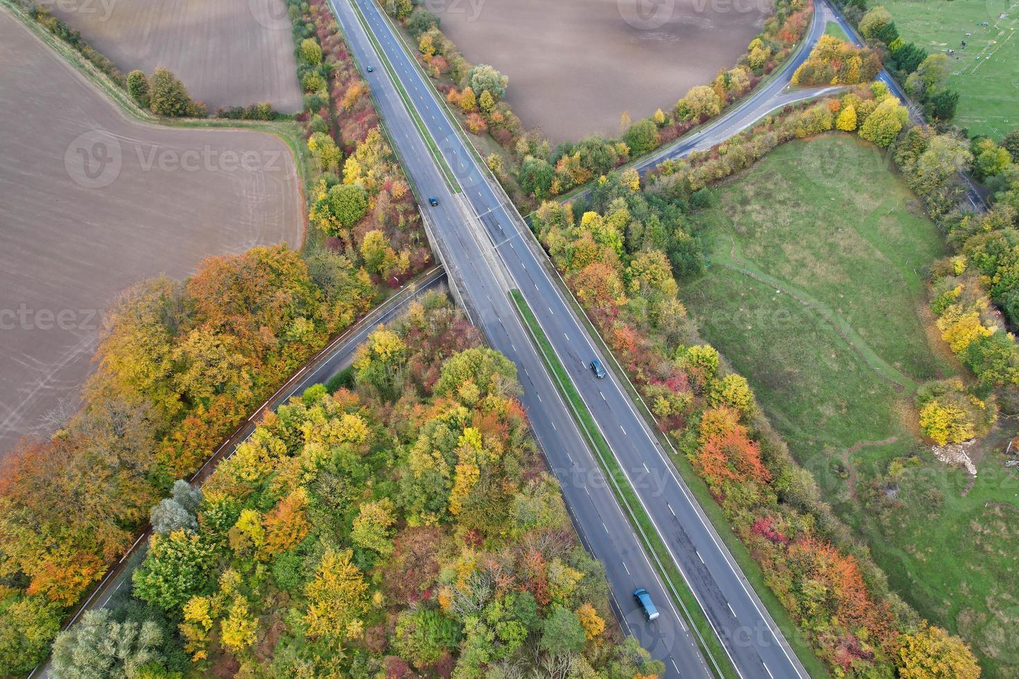 autopistas británicas, carreteras y autopistas que pasan por el campo de inglaterra. vista aérea con cámara de drone foto