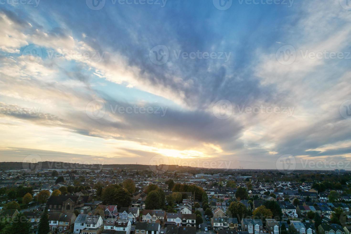 la mejor vista aérea de la ciudad de luton en inglaterra después del atardecer foto