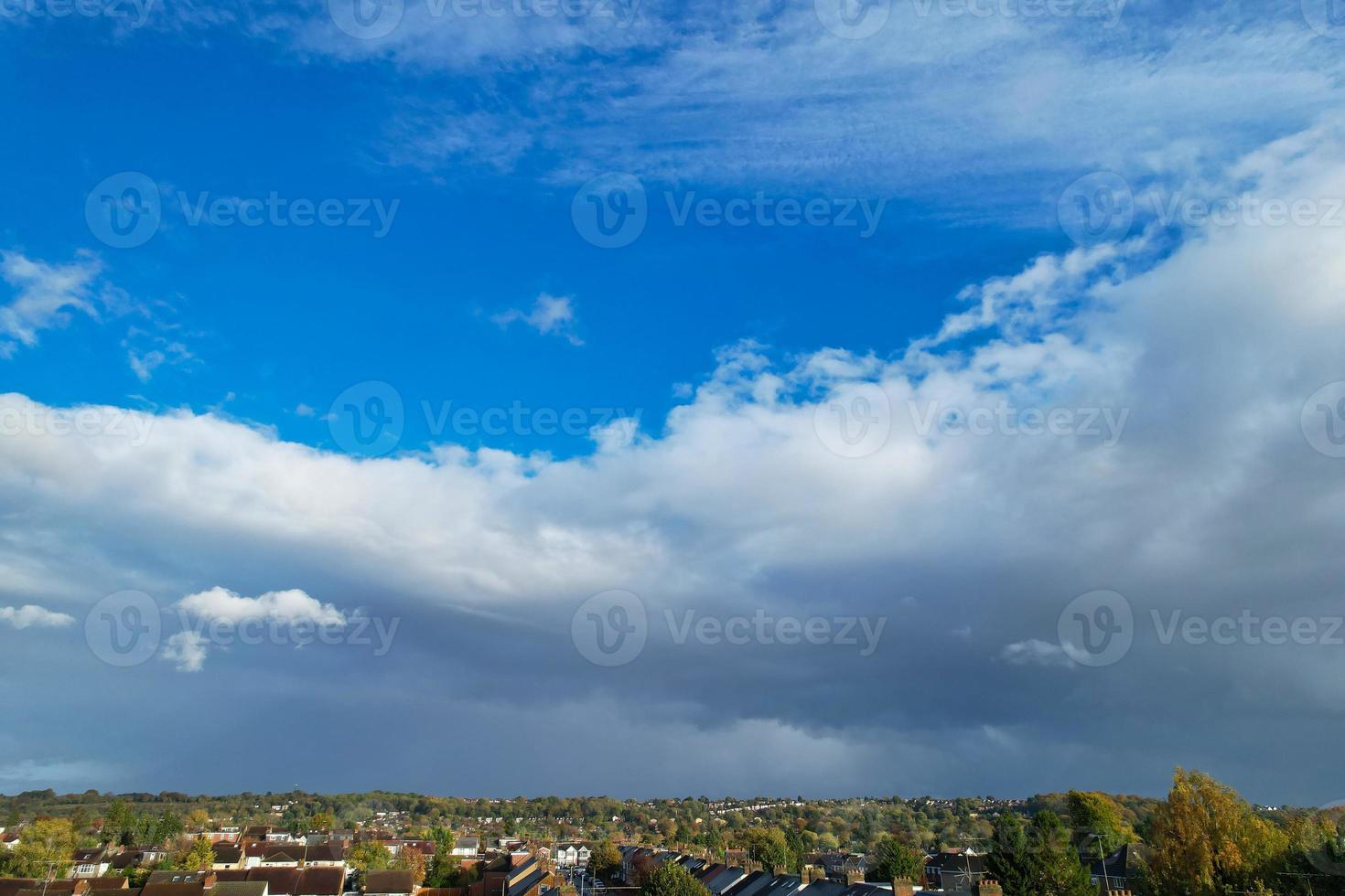 las nubes más hermosas que se mueven sobre la ciudad británica de inglaterra foto