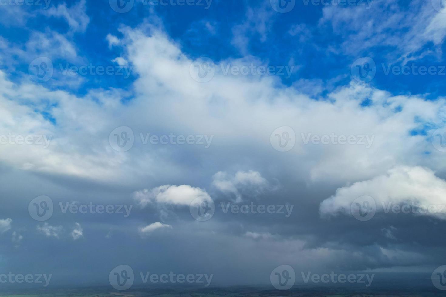 las nubes más hermosas que se mueven sobre la ciudad británica de inglaterra foto