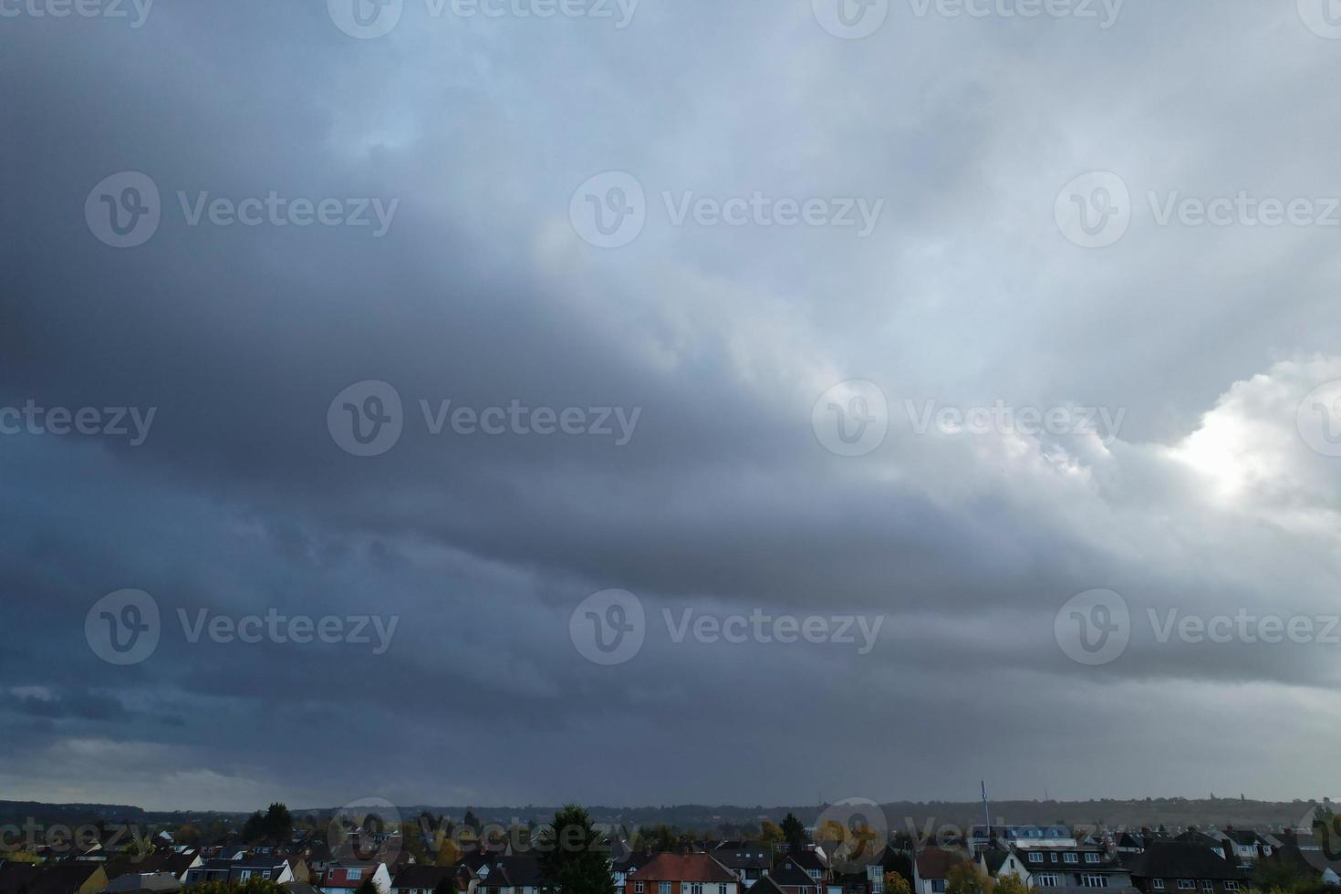 las nubes más hermosas que se mueven sobre la ciudad británica de inglaterra foto