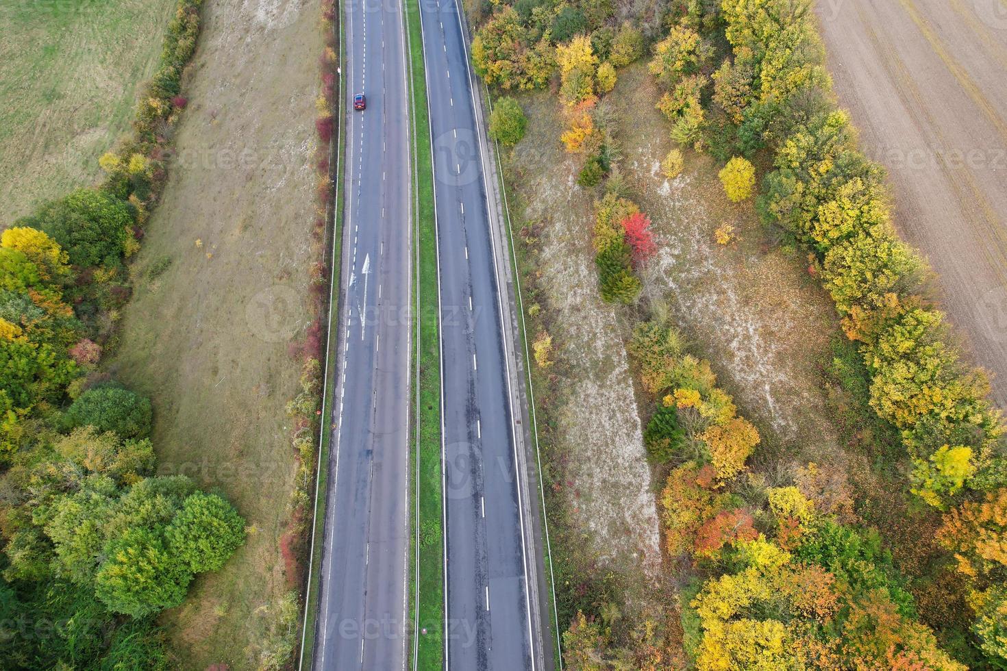 autopistas británicas, carreteras y autopistas que pasan por el campo, vista aérea con cámara de drones. foto