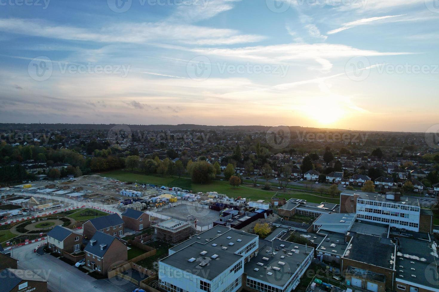 la mejor vista aérea de la ciudad de luton en inglaterra después del atardecer foto