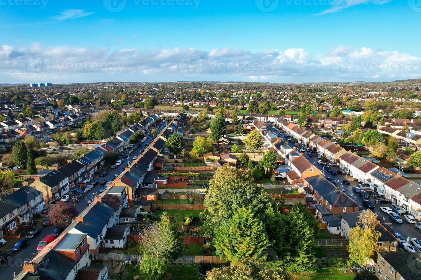 vista aérea de casas y casas residenciales británicas durante la puesta de sol foto