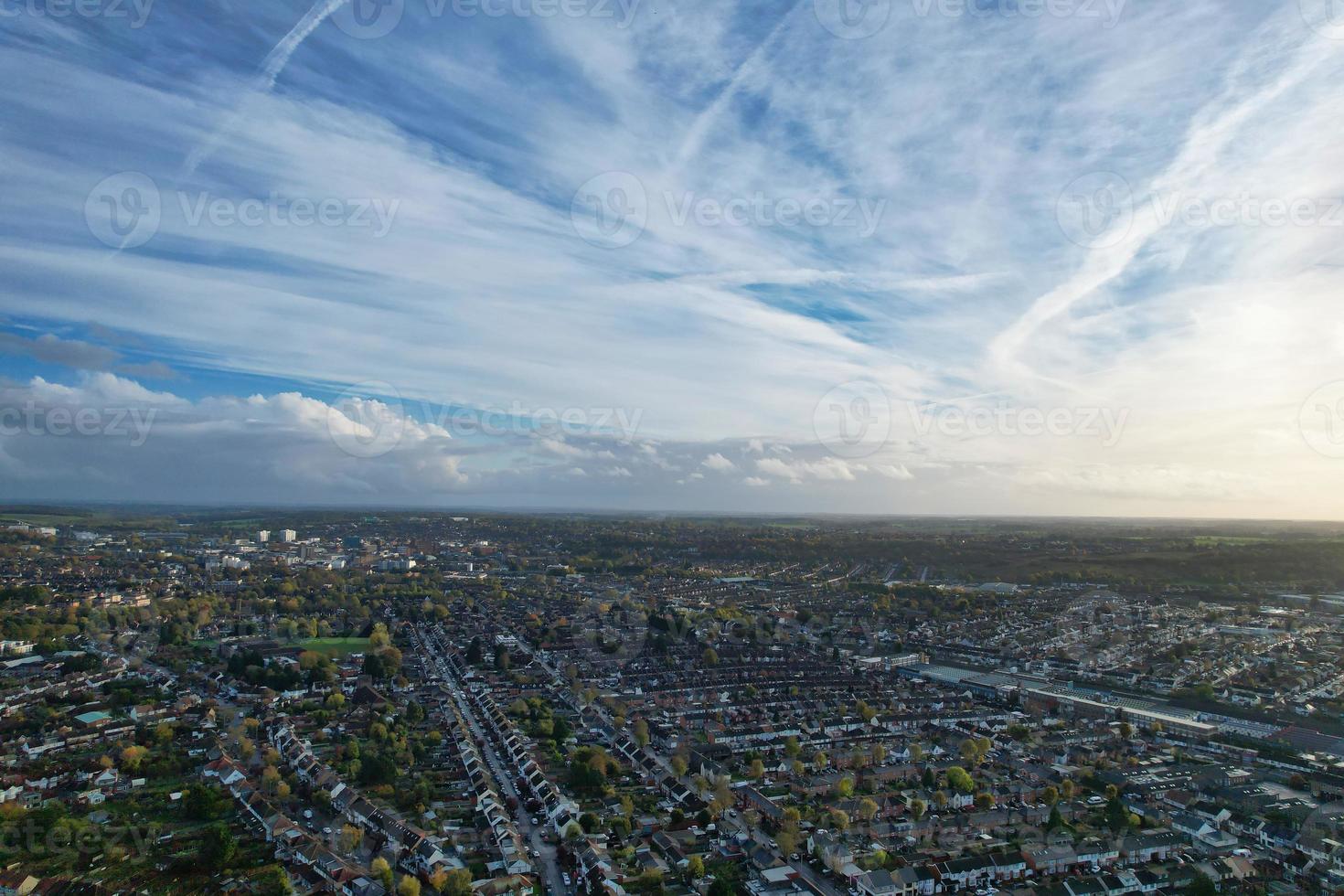 vista aérea de casas y casas residenciales británicas durante la puesta de sol foto