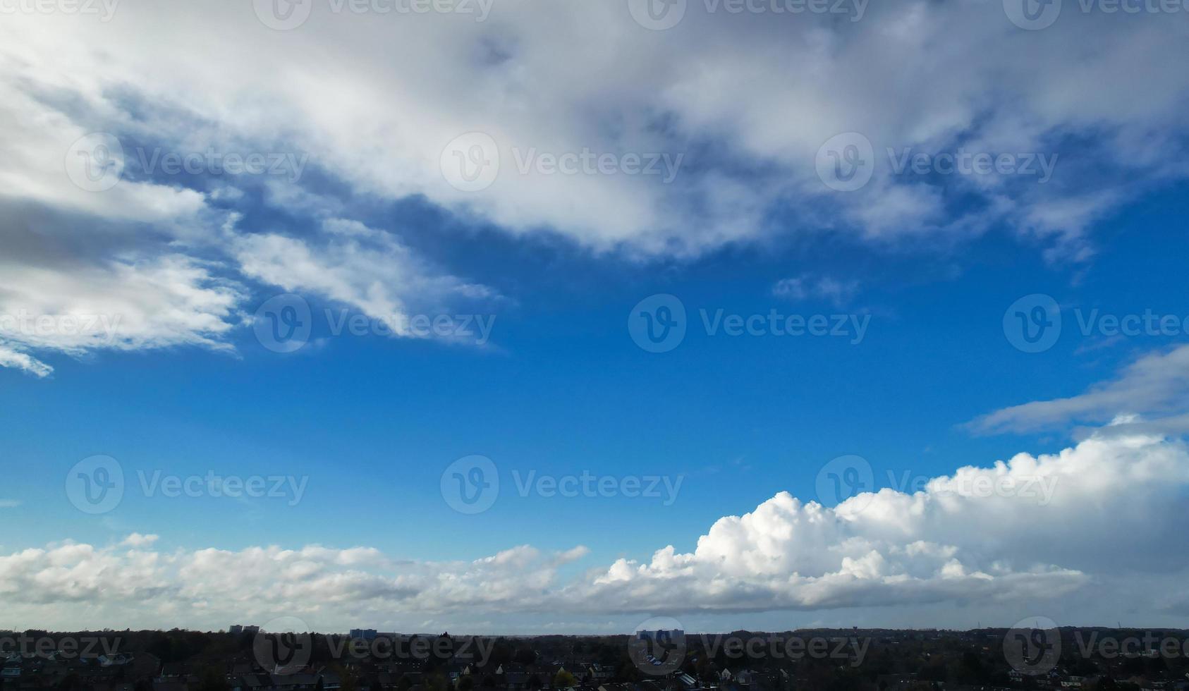 las nubes más hermosas que se mueven sobre la ciudad británica de inglaterra foto