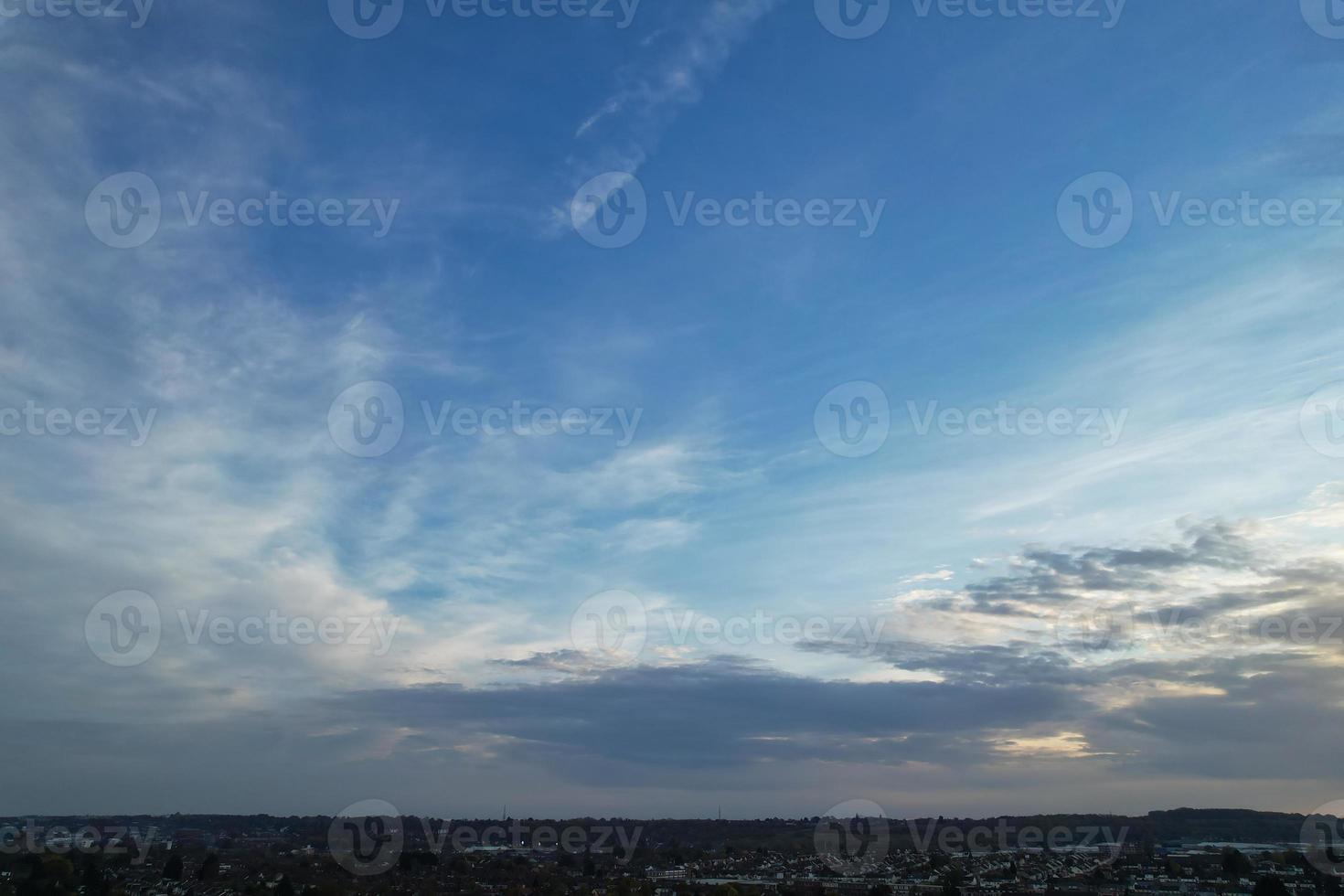 las nubes más hermosas que se mueven sobre la ciudad británica de inglaterra foto