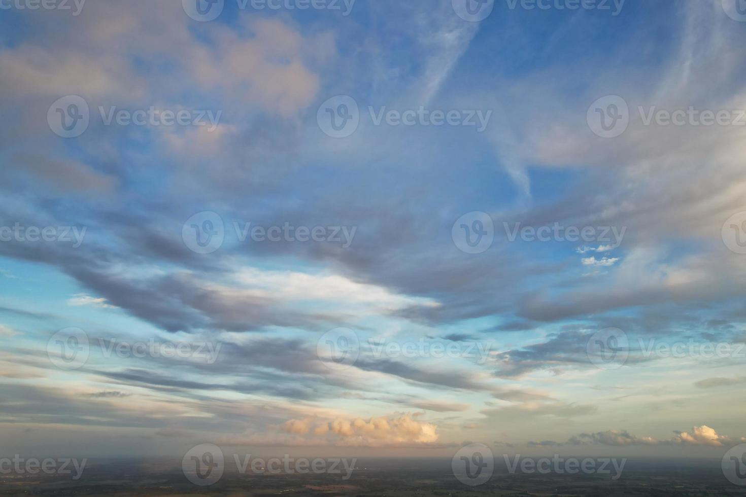 mejor vista de ángulo alto de nubes dramáticas sobre el cielo foto