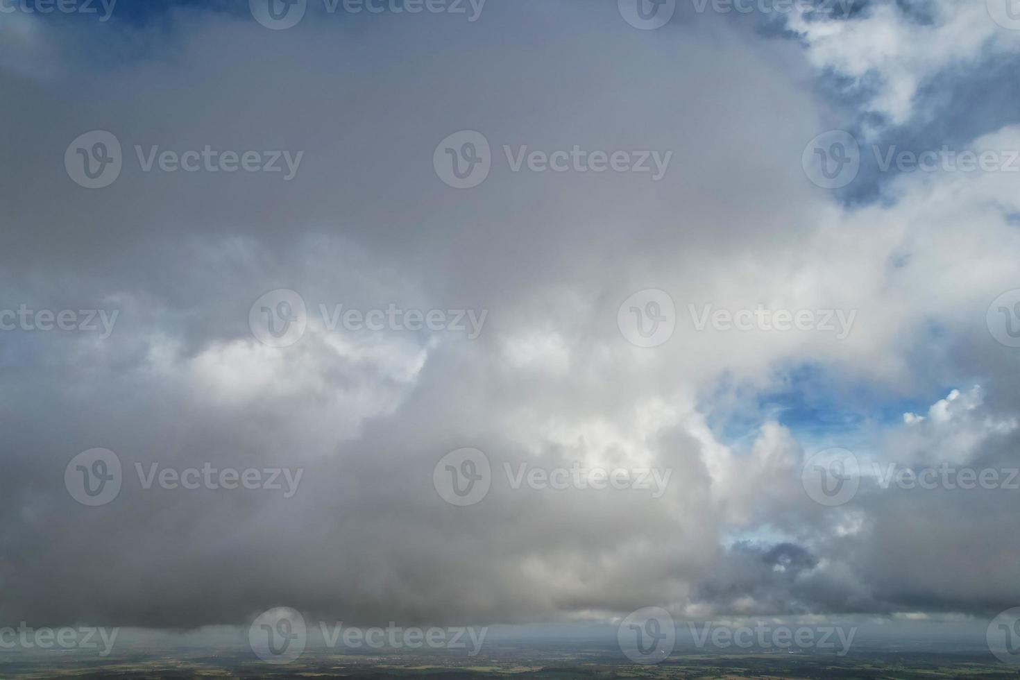 mejor vista de ángulo alto de nubes dramáticas sobre el cielo foto