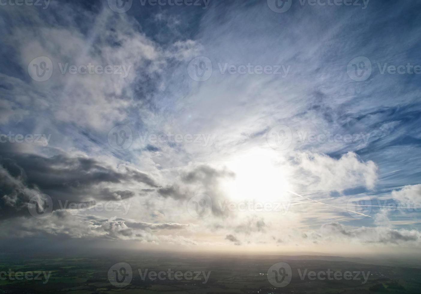 las nubes más hermosas que se mueven sobre la ciudad británica de inglaterra foto