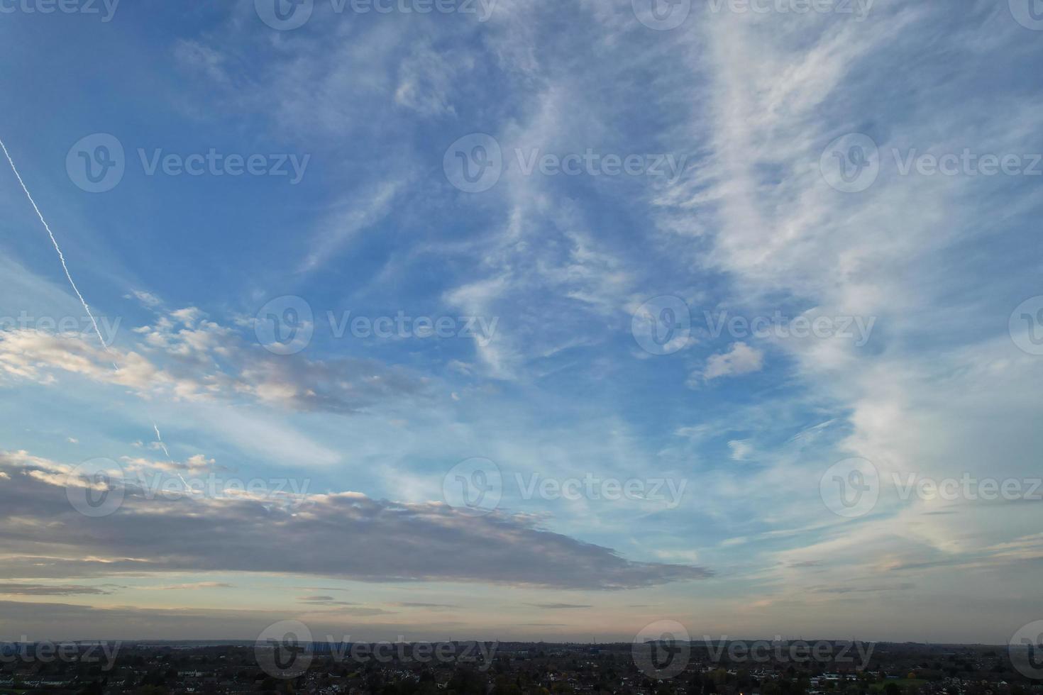 las nubes más hermosas que se mueven sobre la ciudad británica de inglaterra foto