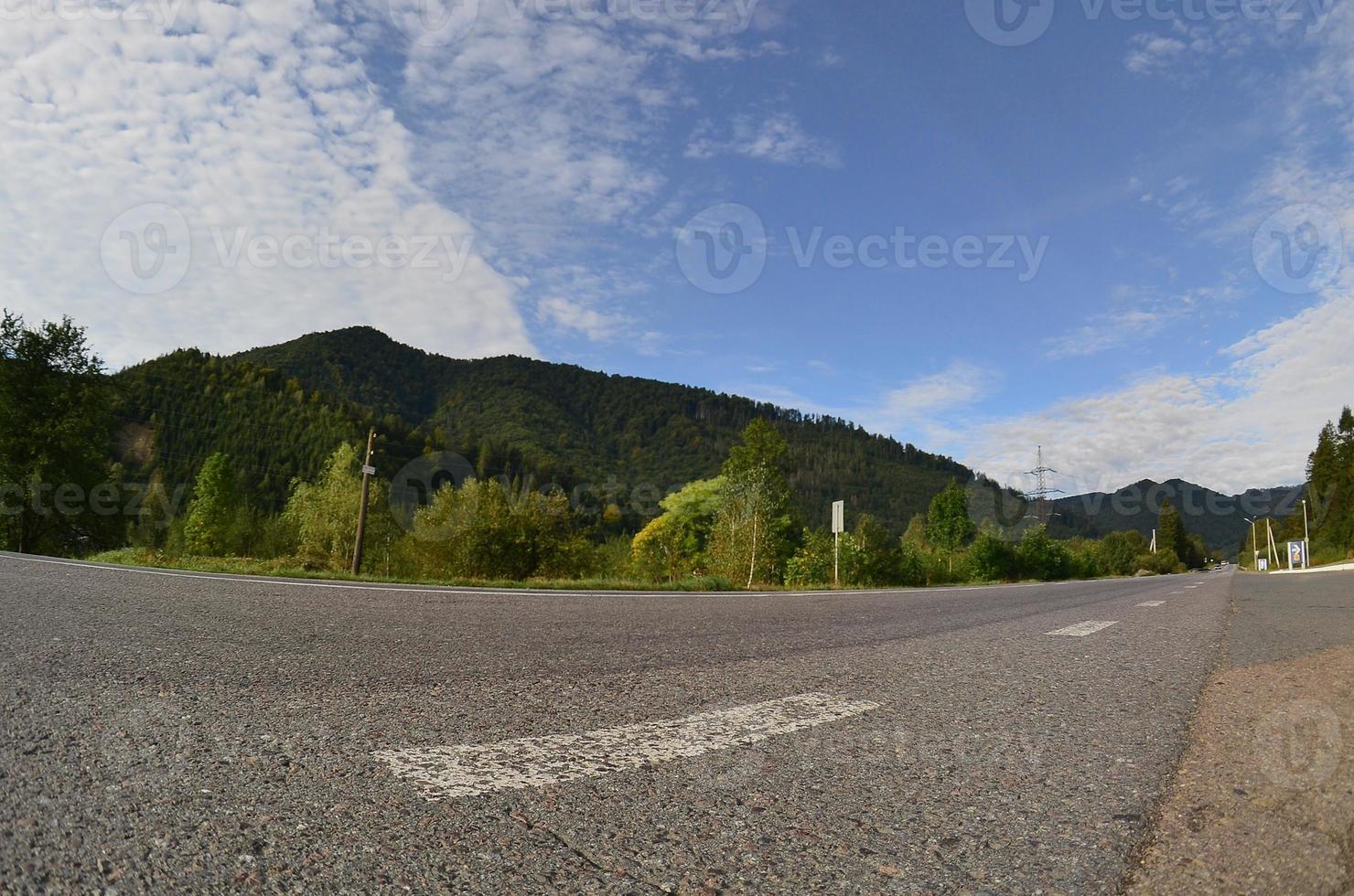 carretera asfaltada en el terreno montañoso por la mañana foto