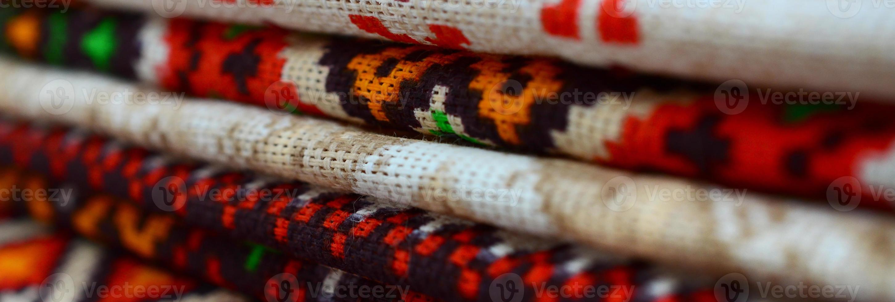 pila de patrones de bordado de punto de arte popular tradicional ucraniano en tela textil foto