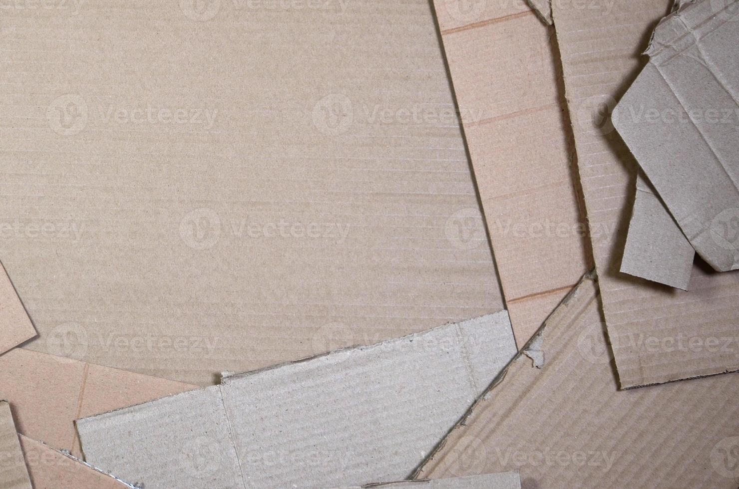 imagen de fondo con mucho papel cartón beige, que se utiliza para hacer cajas para el transporte de electrodomésticos y paquetes postales. textura de cartón foto