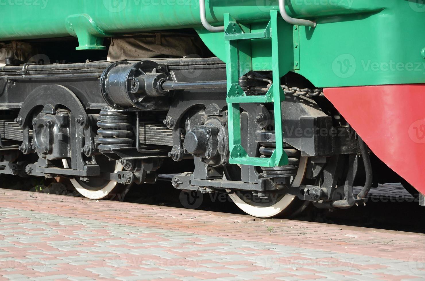 las ruedas de un moderno tren eléctrico ruso con amortiguadores y dispositivos de frenado. el lado de la cabina foto