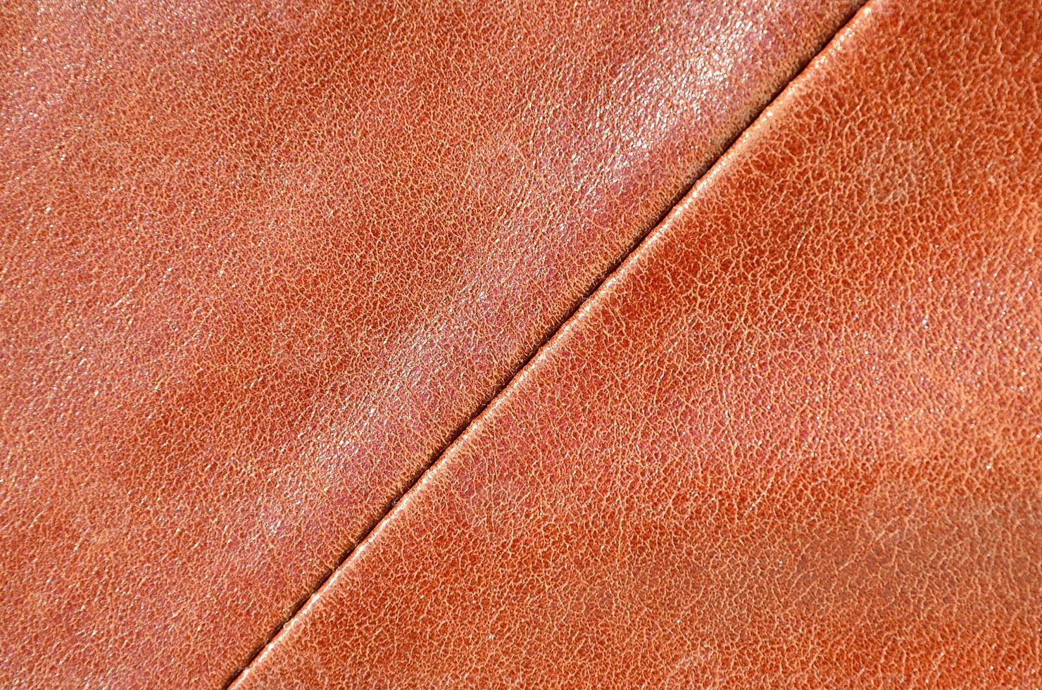 textura de cuero marrón. útil como fondo para cualquier trabajo de diseño. fotografía macro de ropa exterior hecha de cuero genuino foto