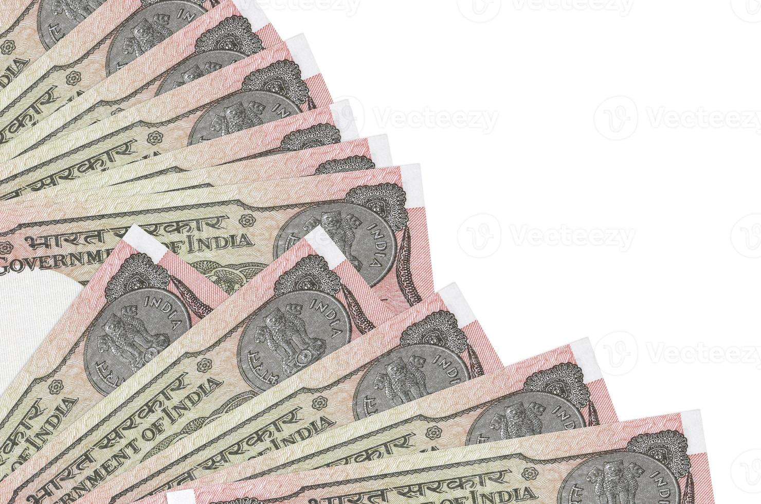 Los billetes de 1 rupia india se encuentran aislados en fondo blanco con espacio de copia apilado en el ventilador de cerca foto