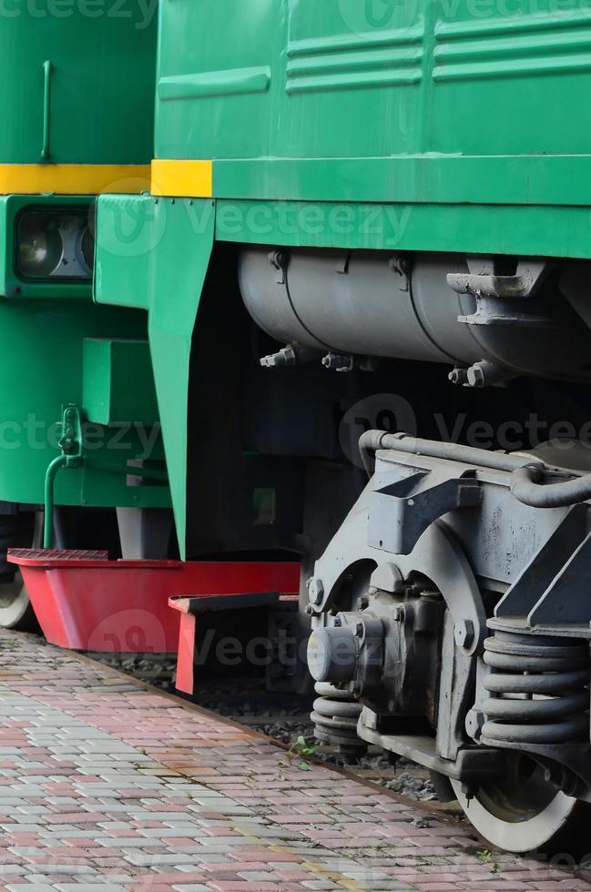 las ruedas de un moderno tren eléctrico ruso con amortiguadores y dispositivos de frenado. el lado de la cabina foto