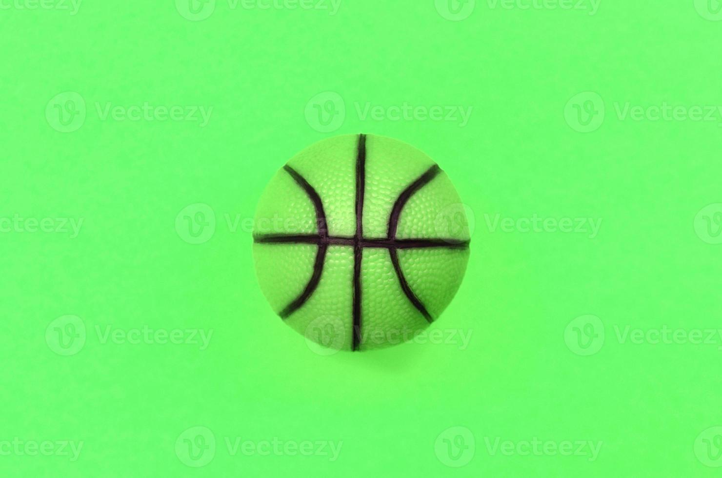 pequeña bola verde para el juego deportivo de baloncesto se encuentra en el fondo de la textura foto