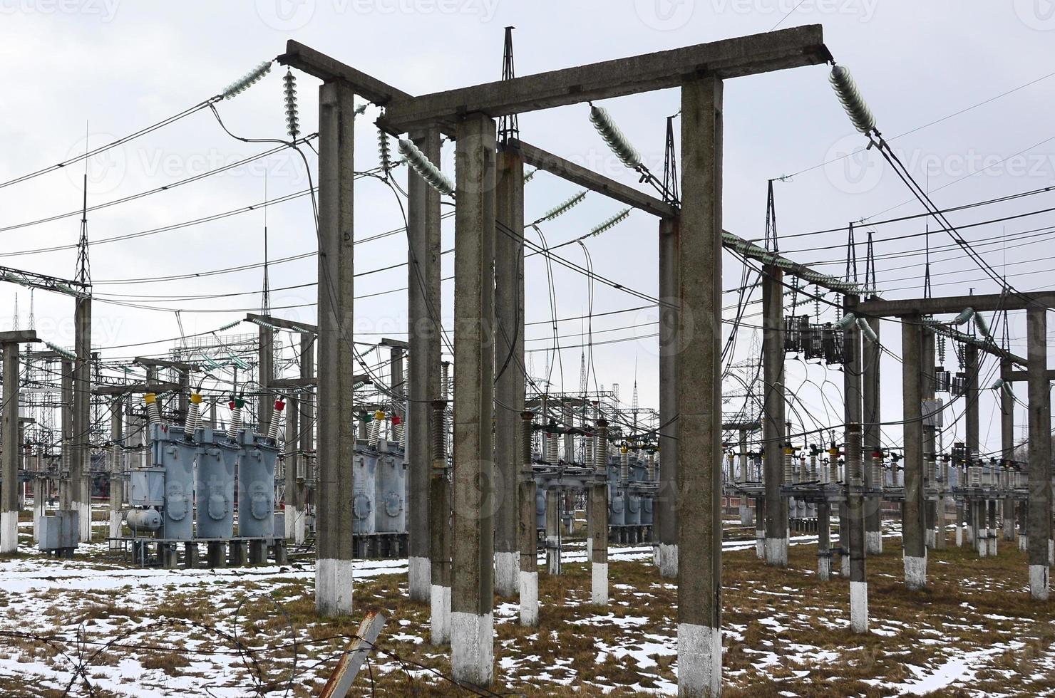 La central eléctrica es una estación de transformación. muchos cables, postes y alambres, transformadores. electro-energía. foto