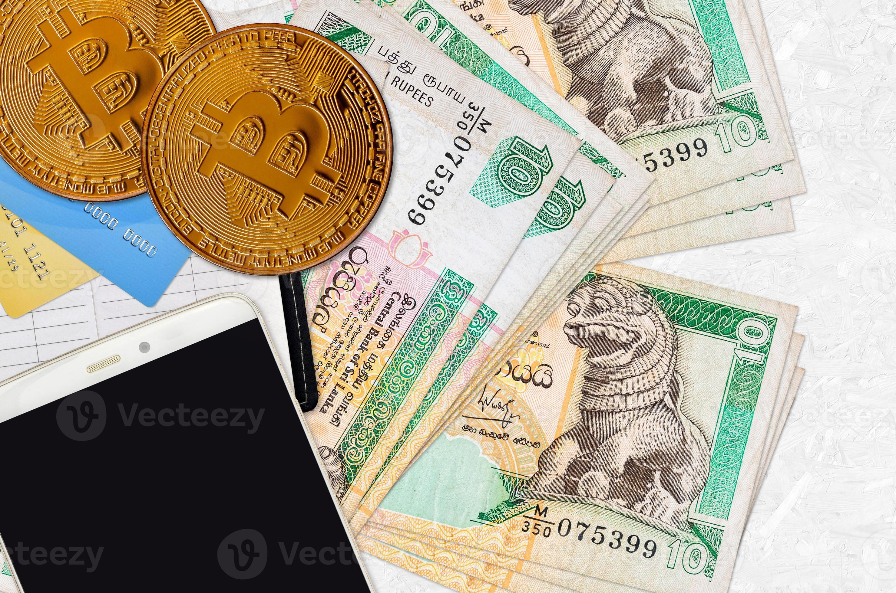 Billetes de 10 rupias de Sri Lanka y bitcoins dorados con smartphone y