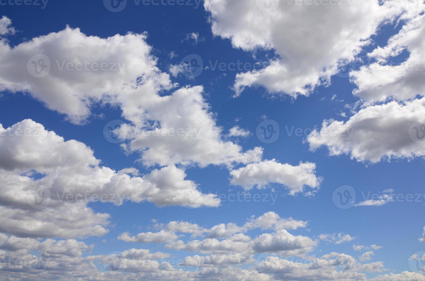 un cielo azul con muchas nubes blancas de diferentes tamaños foto