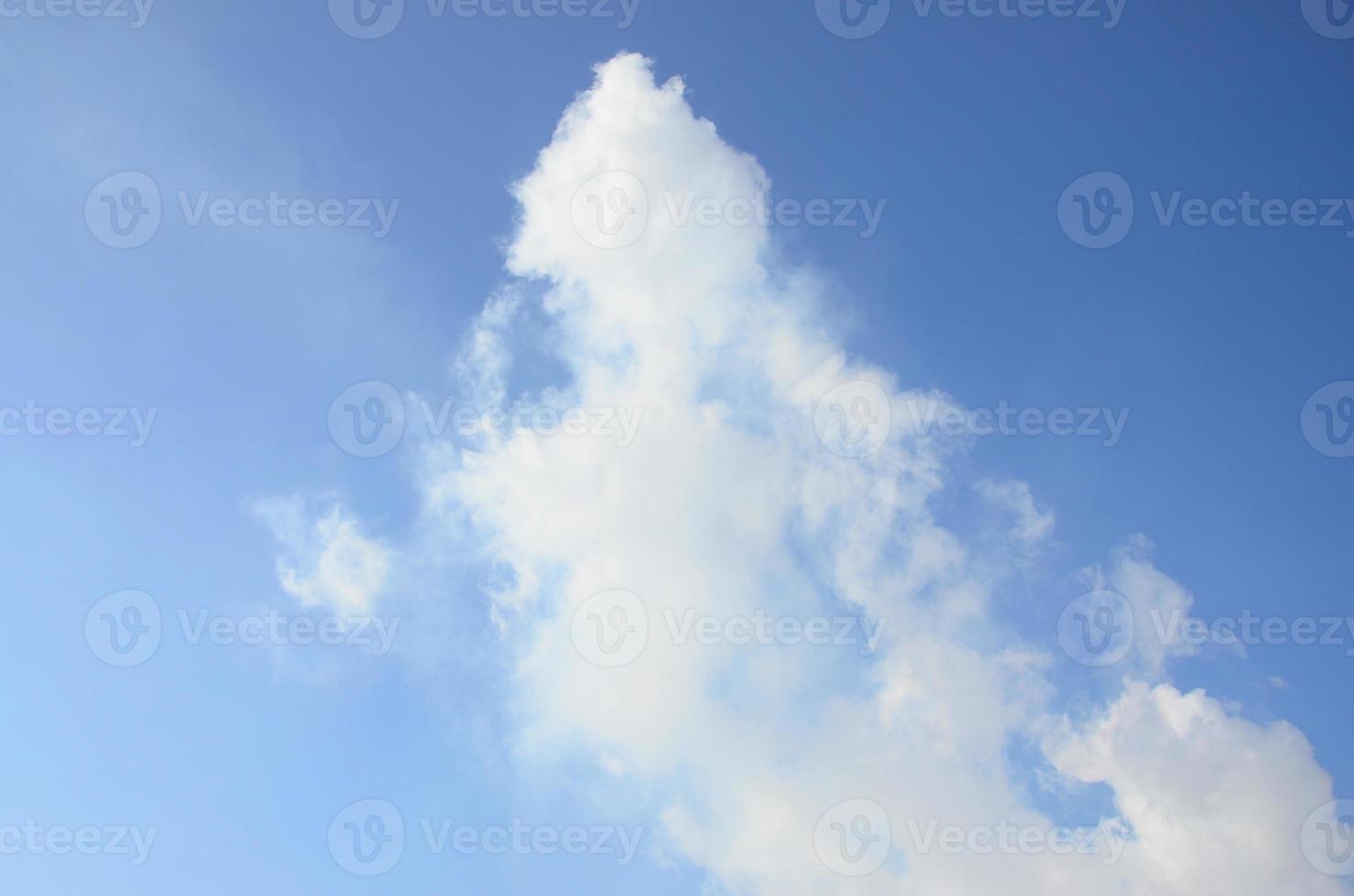 las masas de humo blanco liberado en el aire de las tuberías de una planta industrial foto